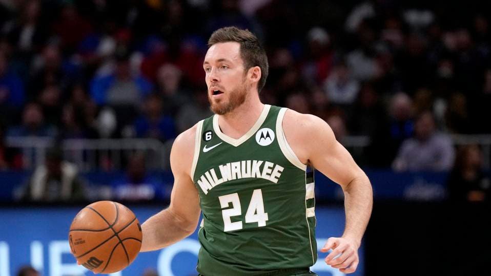 Milwaukee Bucks sender Pat Connaughton og to anden runde-draft picks til Charlotte Hornets i bytte for Vasilije Micic.