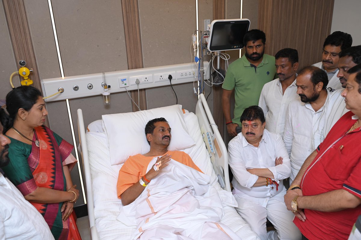 N Ramchander Rao (@n_ramchanderrao) on Twitter photo మెదక్ పార్లమెంట్ సభ్యులు శ్రీ <a href="/RaghunandanraoM/">Raghunandan Rao Madhavaneni</a> గారు మోకాలికి శస్త్ర చికిత్స అనంతరం ఆసుపత్రిలో విశ్రాంతి తీసుకుంటున్న సమయంలో వారిని పరామర్శించి ఆరోగ్య స్థితిని తెలుసుకున్నాను.
వారు త్వరగా కోలుకోవాలని మనస్ఫూర్తిగా కోరుకుంటున్నాను. మెదక్ పార్లమెంట్ సభ్యులు శ్రీ <a href="/RaghunandanraoM/">Raghunandan Rao Madhavaneni</a> గారు మోకాలికి శస్త్ర చికిత్స అనంతరం ఆసుపత్రిలో విశ్రాంతి తీసుకుంటున్న సమయంలో వారిని పరామర్శించి ఆరోగ్య స్థితిని తెలుసుకున్నాను.
వారు త్వరగా కోలుకోవాలని మనస్ఫూర్తిగా కోరుకుంటున్నాను.