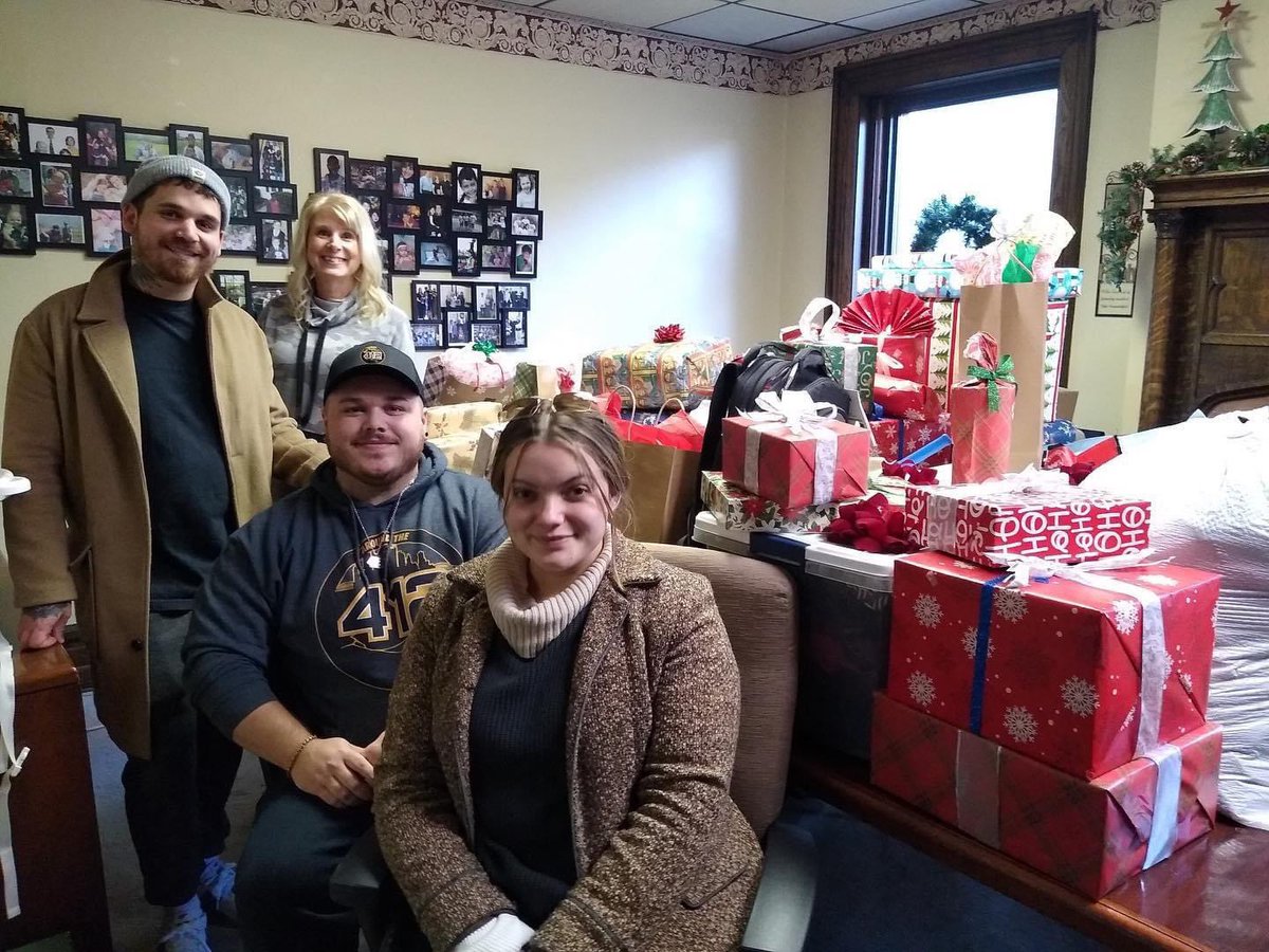 ZacharySmithPGH's tweet image. YINZ know what time it is! 7/1 is the official launch of Year 8 of Rockin Around the 412! Since being launched, we’ve provided Christmas to 177 kids in the 724 & 412 areas via local families and the East Rochester Salvation Army Angel Tree 🎄🎅🏼 ♥️💚
gofund.me/80b2be34