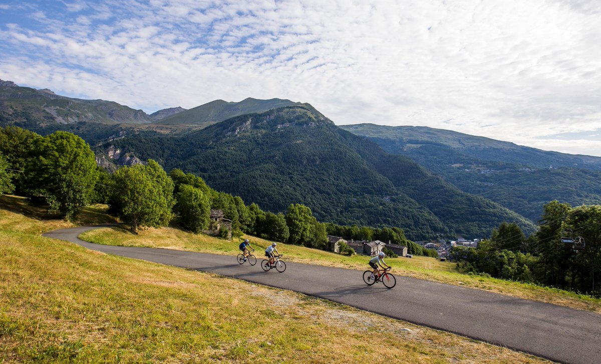 El placer de lo menos popular. Sempeyre y Fauniera,  dos de los rincones que más nos gustan de Alpes y a los que regresamos siempre que podemos. #viajesciclistas #cicloturismo #cyclingtravel