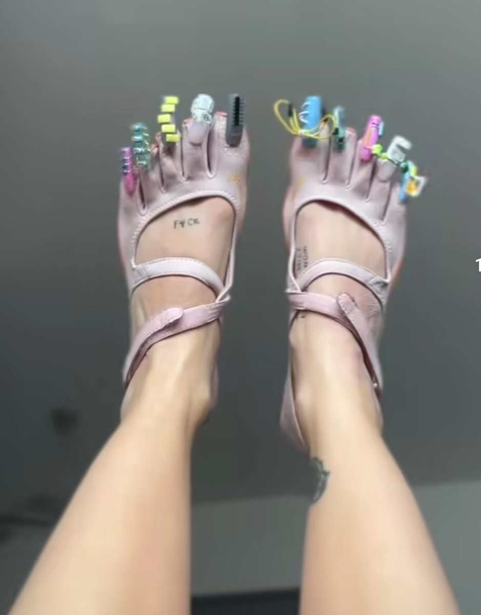 Taymı ayakkabısıyla esir alan kıza bunu sakın göstermeyin