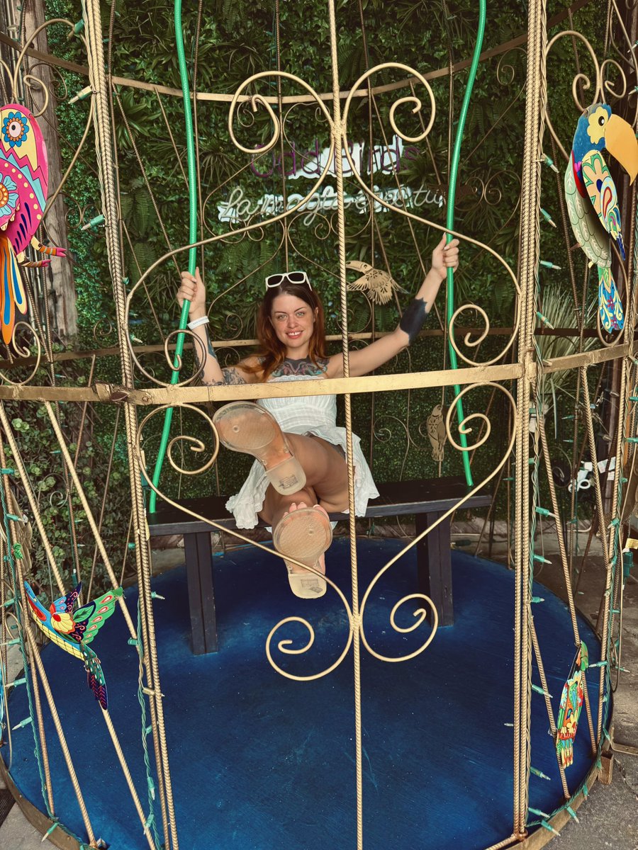 Can you see my feet through my Tory Burch jellies? 🤭