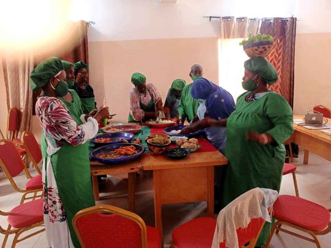 FAOMali's tweet photo. #Mali 🇲🇱 Grâce aux séances de démonstrations culinaires &amp; nutritionnelles à base de produits locaux issus de jardins maraichers, les membres des Groupes de Soutien aux Activités de Nutrition #GSAN peuvent produire de la farine enrichie à base de céréales &amp; de légumes locaux. https://t.co/i5Ymsd51lm