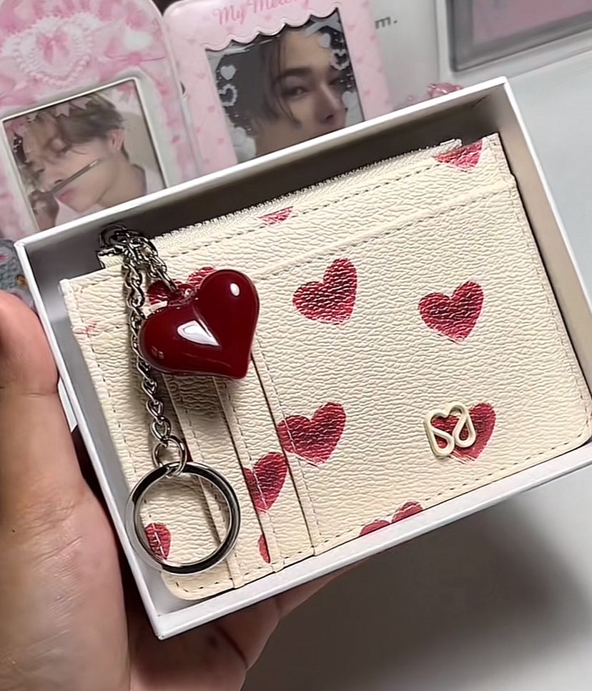 bellaathoughts's tweet photo. dah pernah beli few wallets/card holder from seagloca &amp; kualiti dia memang i approved! design dia pun cantik cantik! paling suka yang ni, cute gila siap dapat love charm tu ❤️ https://t.co/L57HQA462y