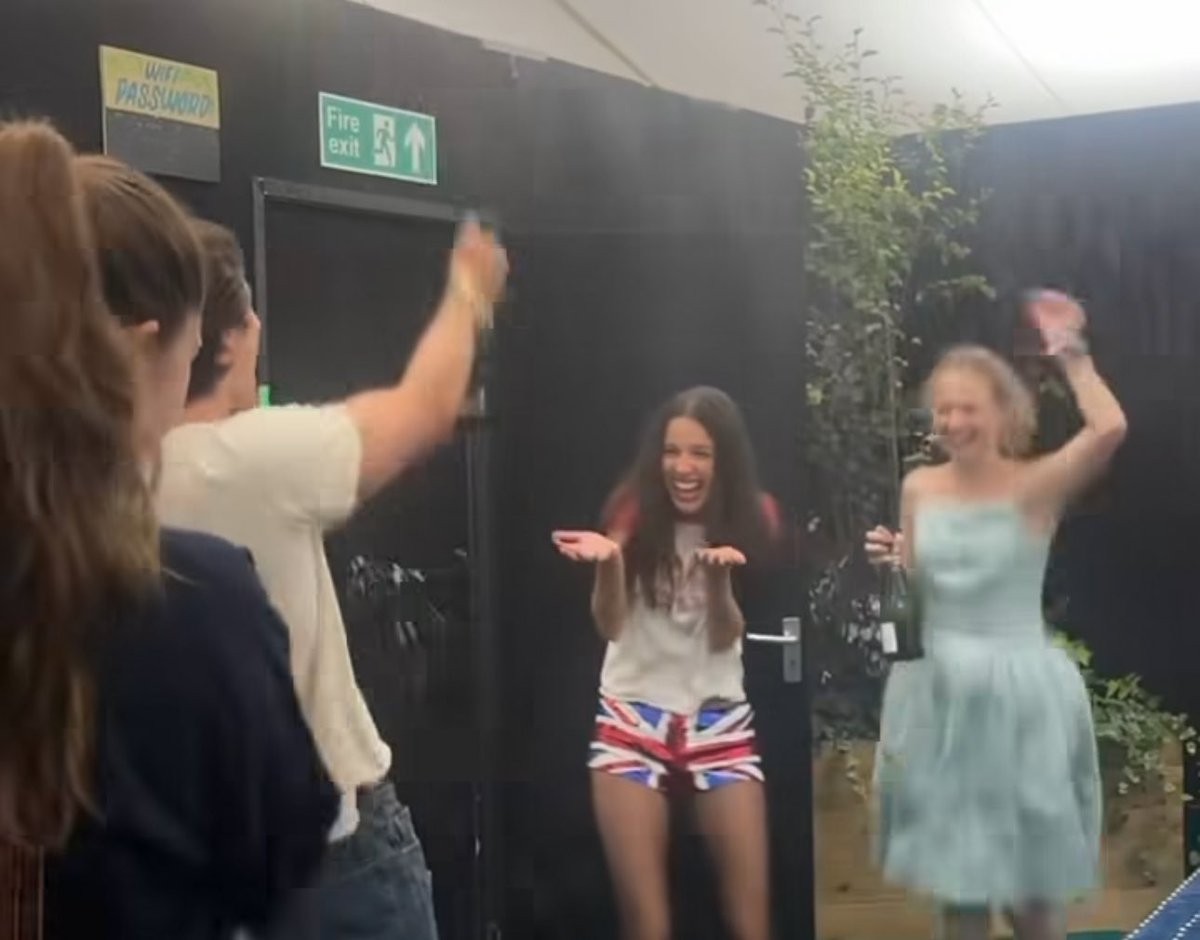 For the first time ever, Olivia Rodrigo post her boyfriend Louis Partridge on her instagram feed.