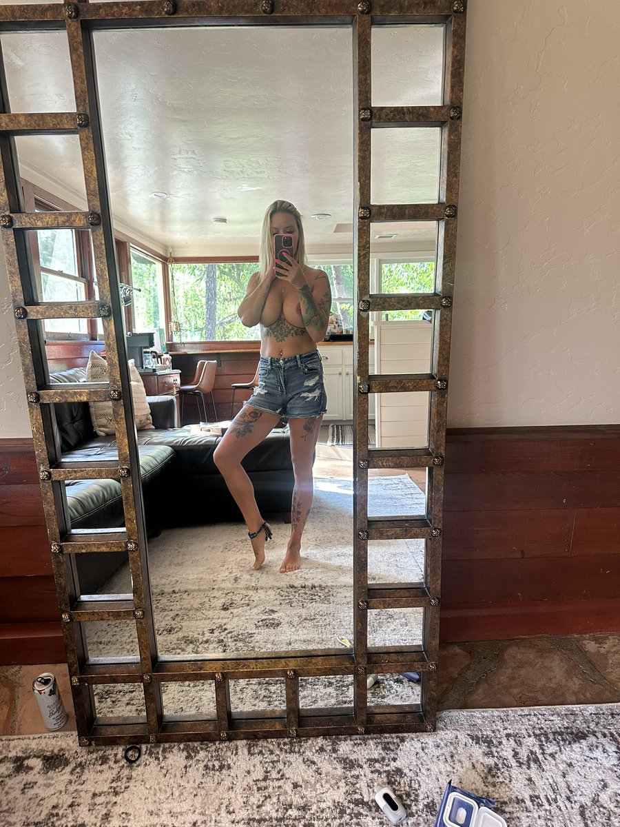 Cabin , in the woods , think of all the places you could bend me over 💦💦