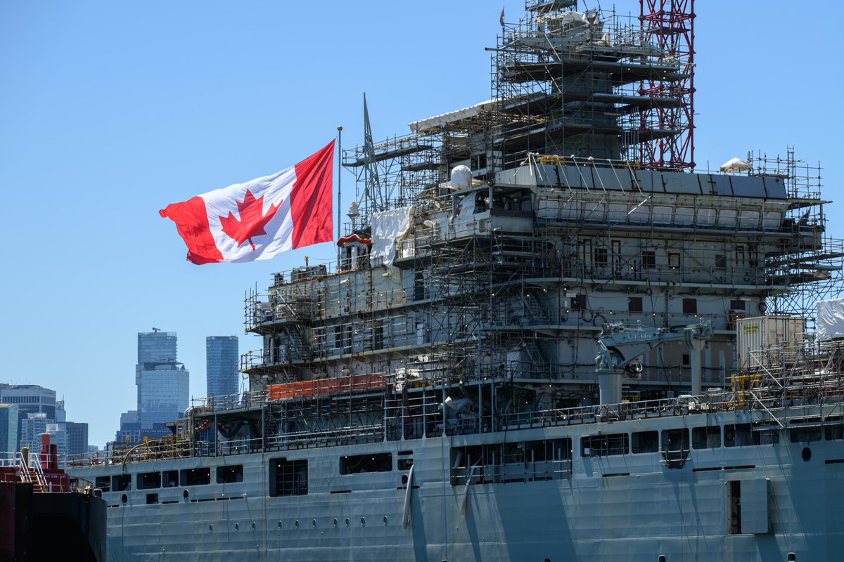 Seaspan's tweet image. Happy #CanadaDay! 🍁Yesterday we raised a 30x60-ft Canada flag at the end of our outfitting pier at Vancouver Shipyards — now flying high above HMCS Protecteur, the longest naval ship ever built in Canada.
🔗 Full story: ow.ly/TW1g50WjbHe