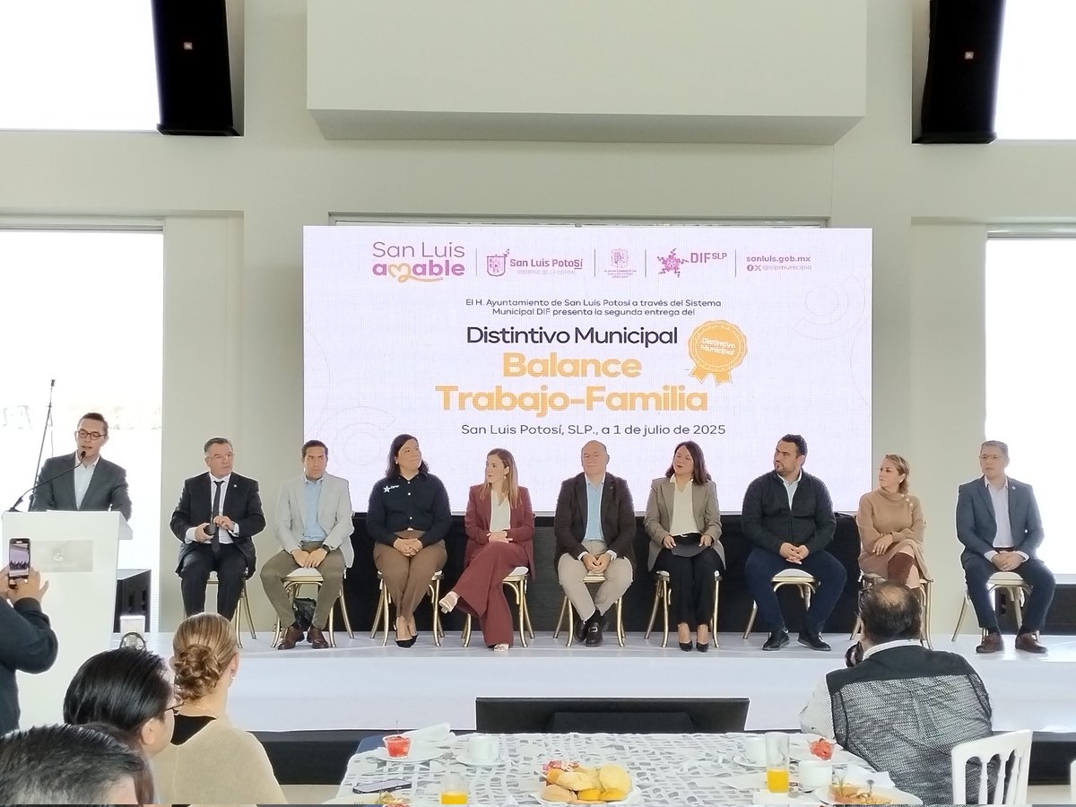DIFMunicipalSLP's tweet image. El Alcalde SLP @EF_Galindo y la Pdta del @DIFMunicipalSLP @EstelaArriagaM consolidan una #CiudadFamiliarmenteSostenible y #Amable 
45 empresas recibieron el distintivo “Balance Trabajo-Familia”
@SLPMunicipio