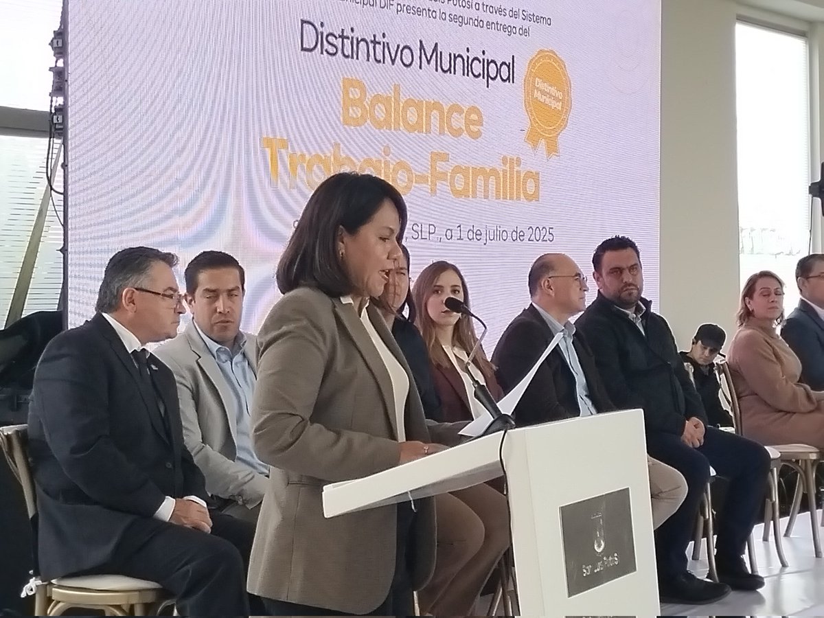 DIFMunicipalSLP's tweet image. El Alcalde SLP @EF_Galindo y la Pdta del @DIFMunicipalSLP @EstelaArriagaM consolidan una #CiudadFamiliarmenteSostenible y #Amable 
45 empresas recibieron el distintivo “Balance Trabajo-Familia”
@SLPMunicipio