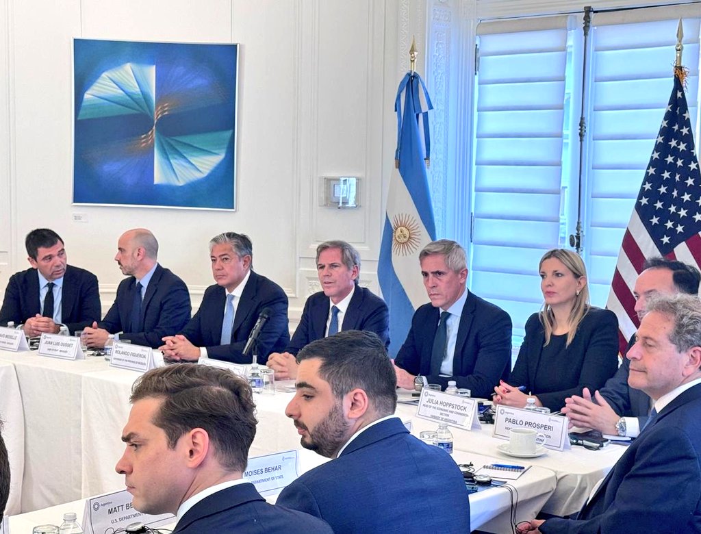 Rolo_Figueroa's tweet photo. NEUQUÉN PUEDE BRINDAR ENERGÍA A TODO EL CONO SUR

Participamos esta mañana de una mesa redonda sobre oportunidades de inversiones en Neuquén, en particular en el sector energético. Debo agradecer al embajador argentino en Estados Unidos, Alejandro "Alec" Oxenford, por esta oportunidad para presentar nuestra propuesta. 

La potestad de los recursos naturales en la Argentina es de las provincias, por eso es sumamente importante un trabajo aceitado entre todos los sectores para volver exitoso un programa que llevamos adelante trabajando en equipo.