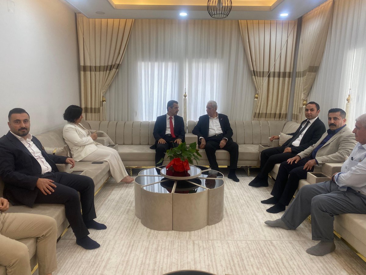 Valimiz Birol Ekici, Silopi Kaymakamı Çağlar Partal ile birlikte, Silopi Muharip Gaziler Derneği Eski Başkanı ile Kıbrıs Gazisi Mehmet Eren Mehmetoğlu’nu ziyaret etti. 

Vali Ekici, geçirdiği rahatsızlıktan dolayı Gazi Mehmetoğlu’na geçmiş olsun dileklerini iletti.

📍#Silopi