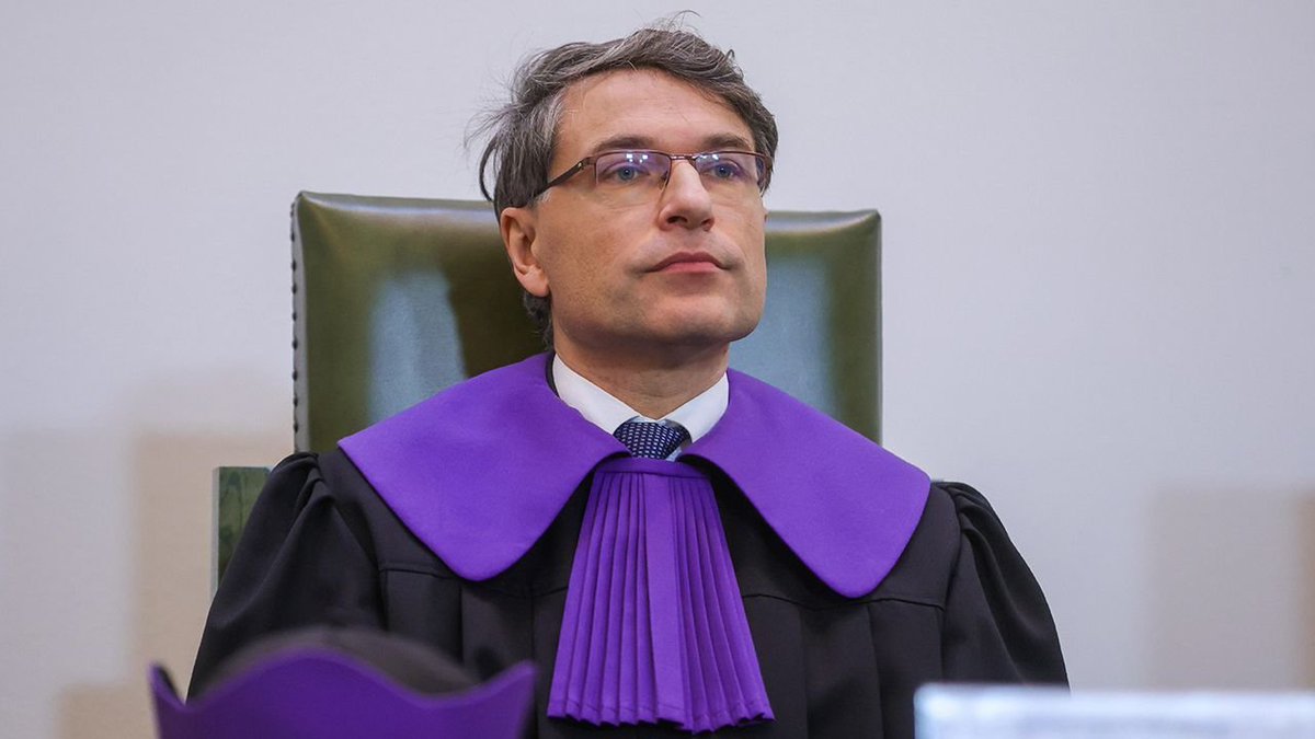 SSN prof. L. Bosek złożył zdanie odrębne! Stwierdził, że Izba Kontroli jest wadliwie ukształtowana a orzeczenia obarczone są wadą procesową (nie jest sądem).
W związku z tym zwróci 3,2 mln zł wynagrodzenia, które nienależnie pobierał od X.2018 r. jako nie-sędzia tej Izby. Brawo!