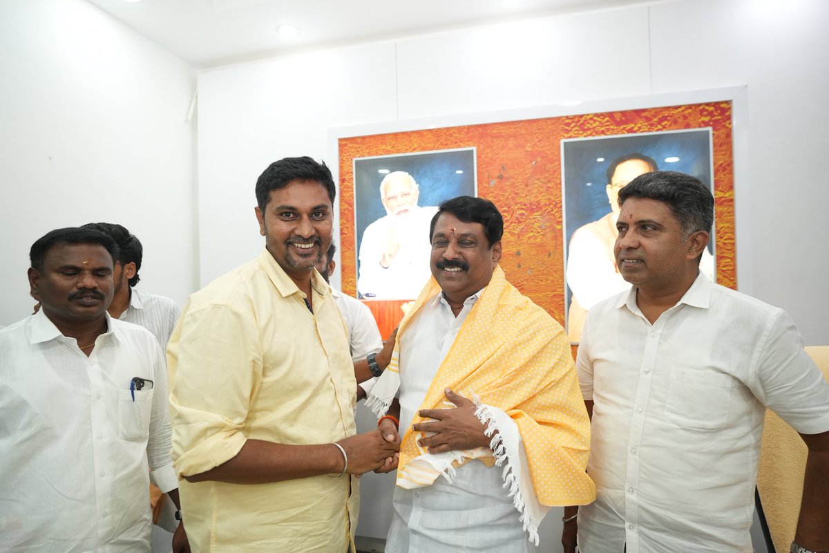 vivinbhaskaran's tweet photo. அன்புக்குரிய மாநிலத் தலைவர் திரு. @NainarBJP அவர்களை மரியாதை நிமித்தமாக மாநில, மாவட்ட நிர்வாகிகளுடன்  இன்று கமலாலயத்தில் சந்தித்தபோது.... https://t.co/3qojSui7BH