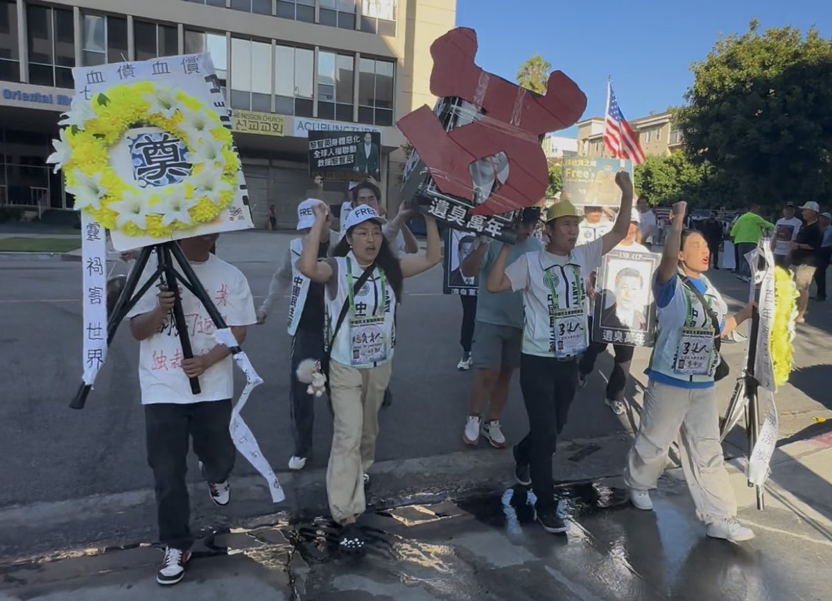 張劉敏女士七一共產黨祭日聲討共產黨邪惡罪行，抗議河南國安委黑警爪牙們對其家人親屬三番五次折磨恐嚇威脅、想到老家親人被中共惡警恐嚇威脅的精神崩潰痛苦不堪、為了家人安全最近一段時間張劉敏女士選擇退縮忍讓不在公開參加反共活動、以獲得家人平安共產黨能放過父母孩子、