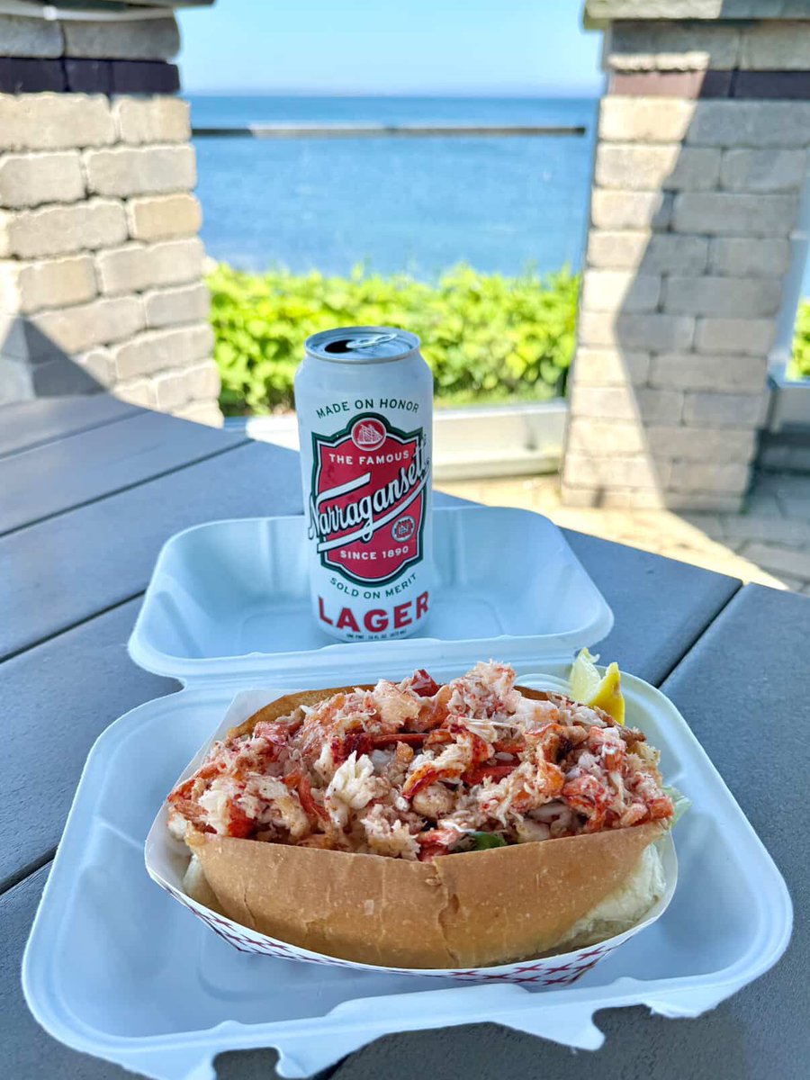 Gansettbeer's tweet image. New England summer in a photo. Can anyone name this Rhode Island seafood spot?
📷️ @scottyamanophotography
#newengland #rhodeisland #lobsterroll #beer #narragansett #beach #summer #newenglandsummer