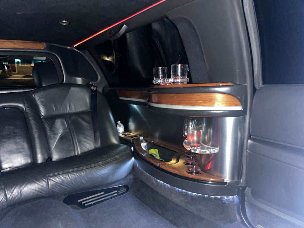 majestic_limo's tweet image. Make your prom night unforgettable with our premier prom transportation! Show up in style, glam, and luxury. Reserve your ride today and make your big night magical.

#PromTransportation #MeridianID
meridianairportshuttle.com/contact