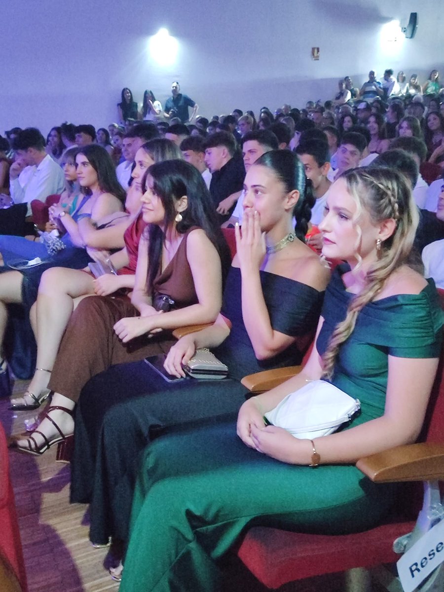 Cun auditorio ateigado,despedimos ao alumnado de 4°ESO. Unha tarde de moitas emocións e despedidas.  Discursos emotivos e divertidos das titoras,entrega de diplomas e moito máis na Graduación deste final 24-25.