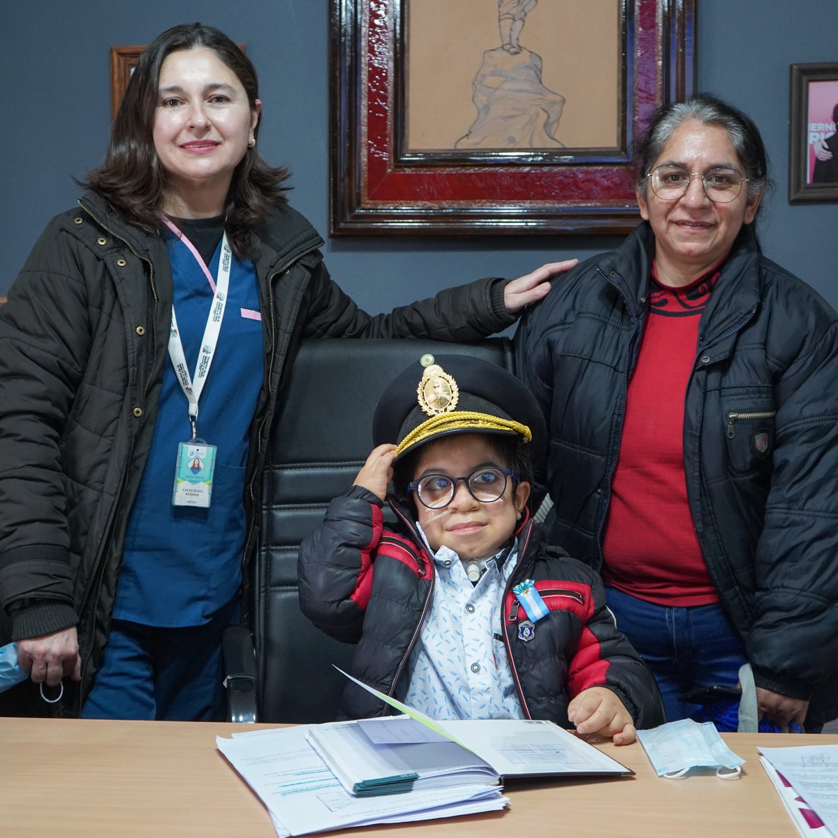 HMyNLR's tweet photo. Alayn Moreno, un pequeño de nueve años, lleno de alegría que tenía un sueño particular, ser parte de la Policía de nuestra Provincia, es así que el plantel profesional médico del HMyN en compañía de su Abuela Silvina Leonor Díaz lograron cumplir ese sueño. https://t.co/wIAZUPQVAy