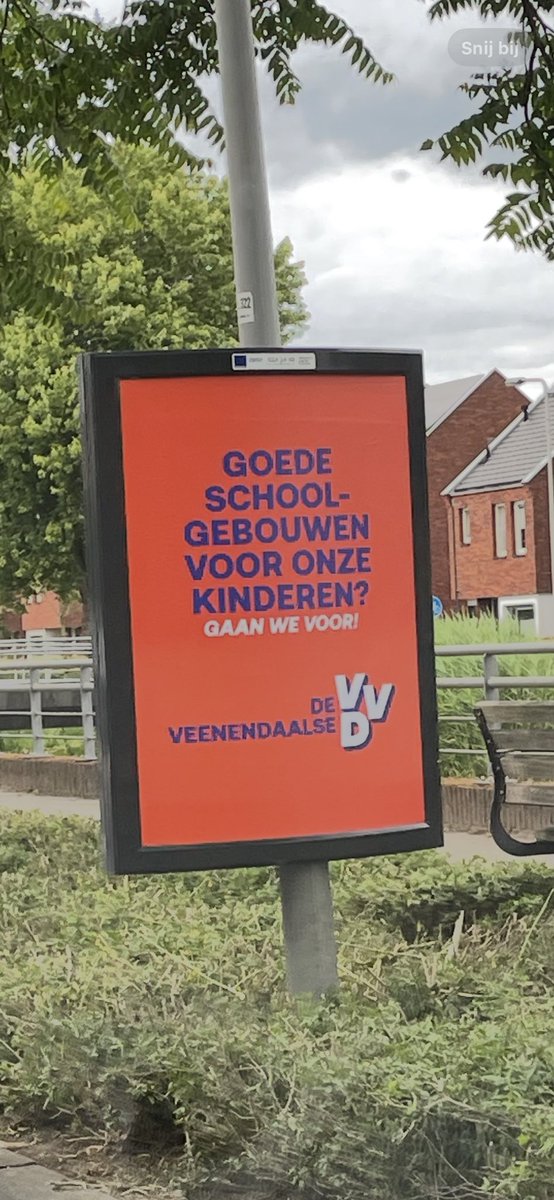 Wat een misplaatste poster / advertentie van de Veense VVD afdeling in Veenendaal-Oost. Huisvesting onderwijs volledig verkwanseld (zéér nijpend tekort aan lokalen en voorzieningen) en dan zeggen dat je voor goede schoolgebouwen gaat. Stuitend!