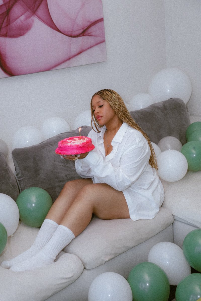 dippednhhoney's tweet photo. Year 26 🥂 https://t.co/flqUgPNIMP