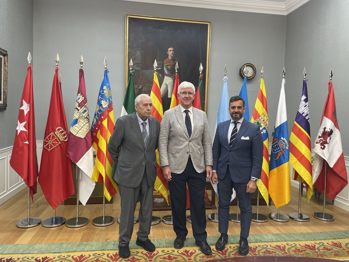 Y ayer lunes tuvimos la Conferencia de presidentes de ASOCEX (Asociación de Órganos de Control Externo). 

Finaliza el año de mi presidencia y toma el relevo Pedro Pacheco, presidente de la Audiencia de Cuentas de Canarias. Mis mejores deseos en esta nueva etapa.