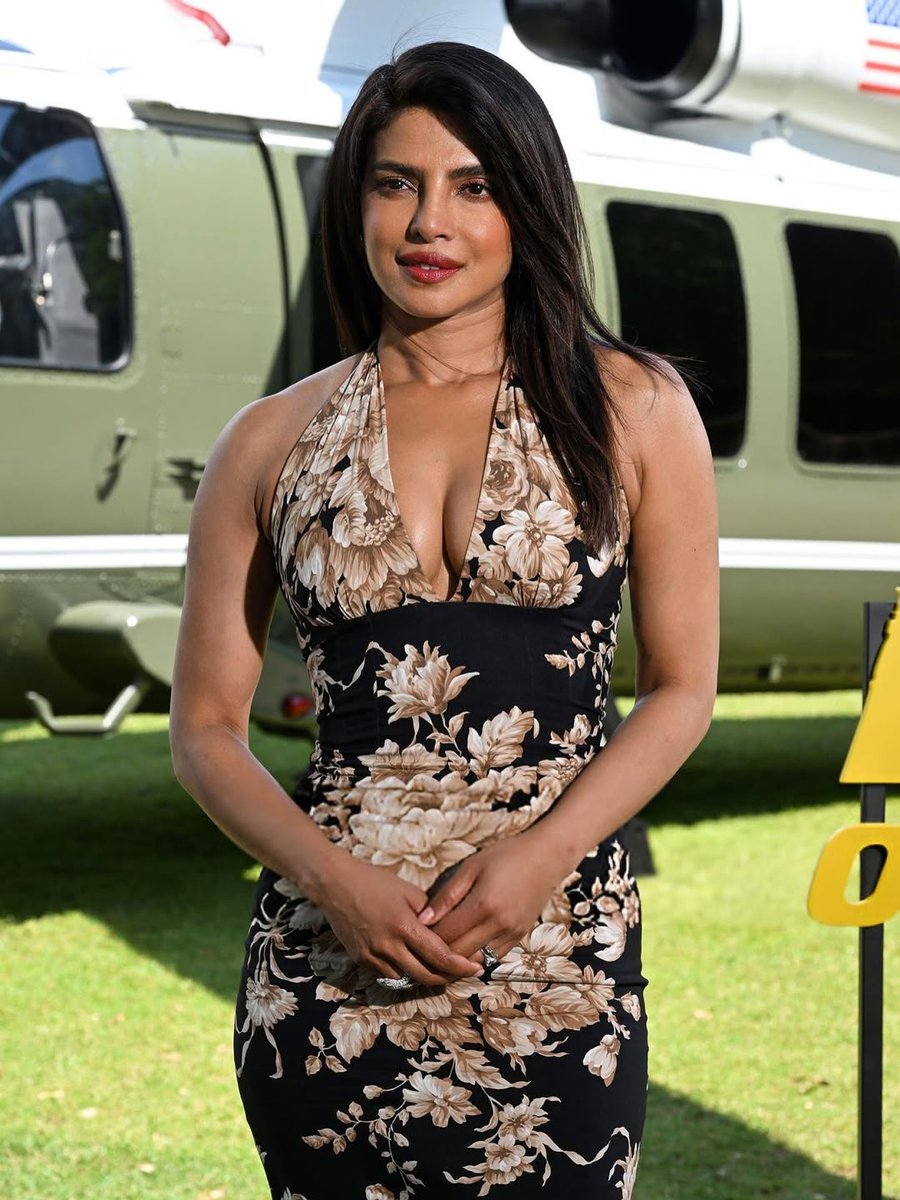 AtulkarJitendra's tweet photo. Priyanka Chopra Blooms In #London As She #Poses For Her #Movie 'Heads Of State'🤩
#PriyankaChopra #HeadsOfState #Trending #PosesInLondon #London #BollyBuzz #BollyQueen #If #JohnCena #IlyaNaishuller #ScarlettJohansson #JurassicWorldRebirth #War2 #coolie #KritiSanon #Tollywood https://t.co/tfpanIlVUC