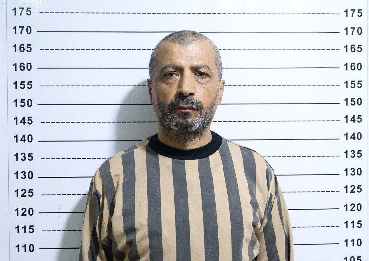 نجحت قيادة الأمن الداخلي في محافظة طرطوس بعد عملية أمنية نوعية ودقيقة من إلقاء القبض على العقيد الركن ثائر حسين أحد معاوني مدير سجن صيدنايا وذلك اثناء اختبائه في إحدى المناطق النائية بريف طرطوس وقد جرى تحويله إلى القضاء المختص لاتخاذ الإجراءات القانونية اللازمة بحقه