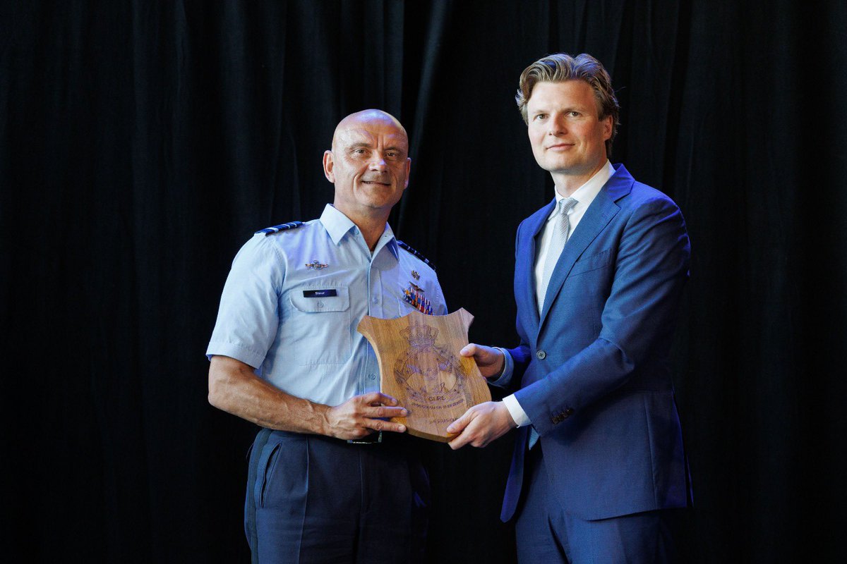 De ruimte (space) is voor Defensie niet langer een project, maar volwaardig domein.

Een domein dat fundamenteel is in moderne gevechtsvoering. En waar tegenstanders dominantie nastreven en agressie tonen.

Daarom richten we op: het Commando Lucht- en Ruimtestrijdkrachten (CLRS)!