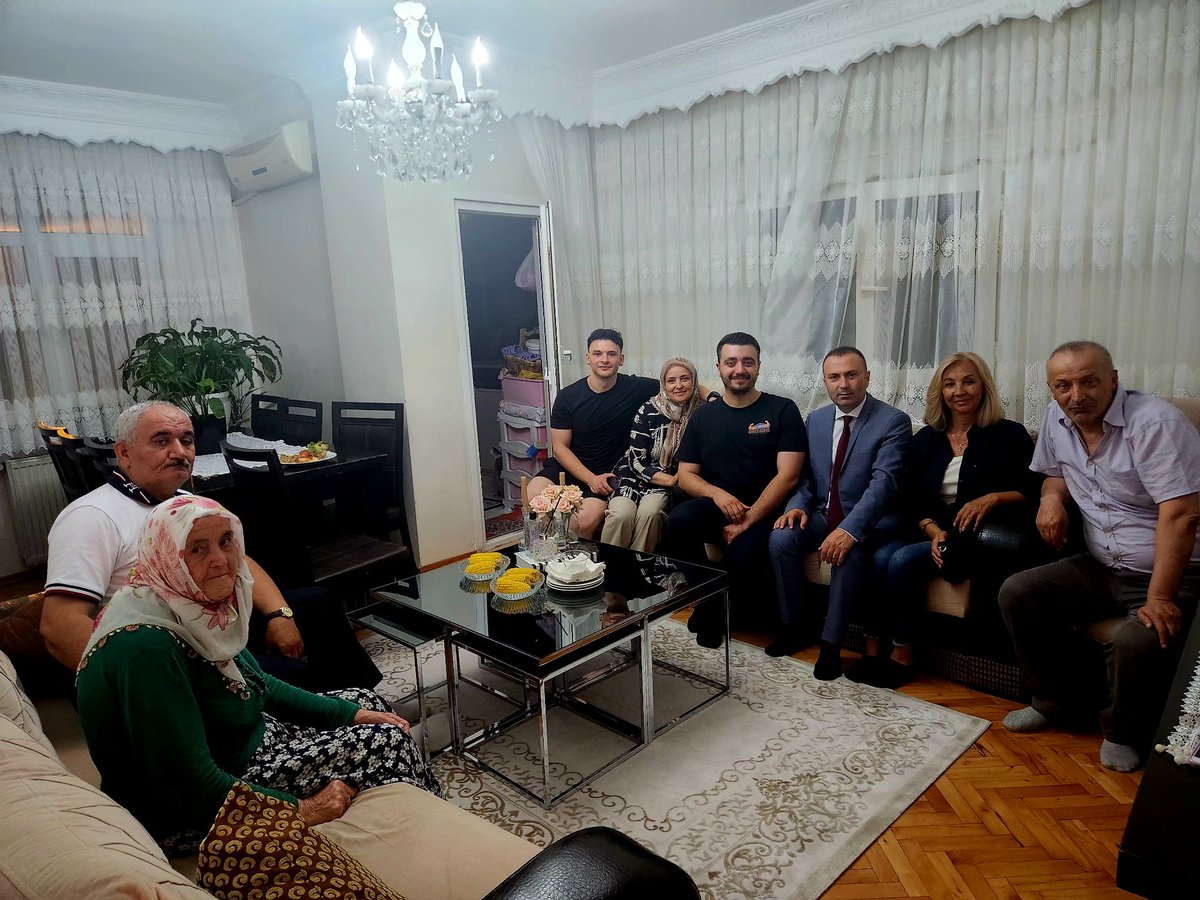 İlçe Başkanımız Sn. Turgut İnan ve Kadın Kolları Başkanımız Sn. Nergis Akpolat, #KomşumNasılsın programları kapsamında Osmaniye mahallesinde Sn. Güldane - Fahri Uluocak ailesine misafir olarak Genel Başkanımız Sn. Devlet Bahçeli’nin selamlarını ilettiler.
