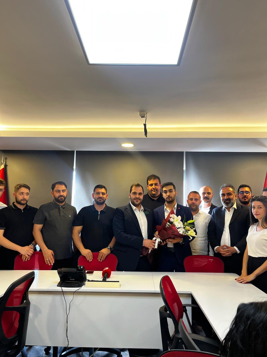 rohatberk_'s tweet photo. Bugün gerçekleştirdiğimiz devir teslim törenimizle birlikte bayrağı kıymetli yol arkadaşım,ağabeyim @uygarparcal ‘dan devralmış olmanın gururunu yaşıyorum. Çankaya için hep birlikte çalışıp İktidar yolculuğumuzda bir adım daha ileriye taşımak için heyecanlı ve umutluyum. https://t.co/0c9f5KHVI2