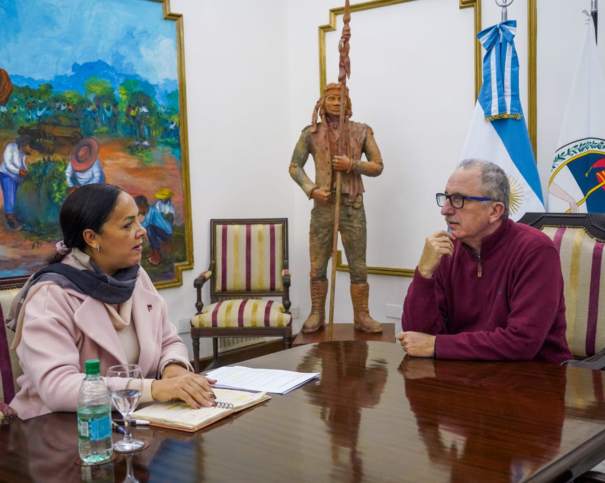Junto a Daniela López, presidenta del Consejo General de Educación, dialogando sobre temas claves para impulsar la enseñanza en Misiones, privilegiando y cuidando la educación de todos.