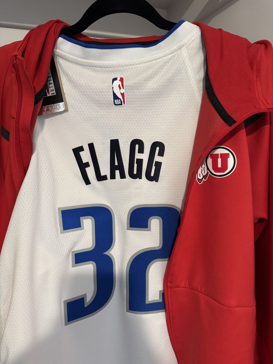 Big day … couldn’t wait to get to my mailbox - Cooper Flagg jersey has finally arrived 🔥