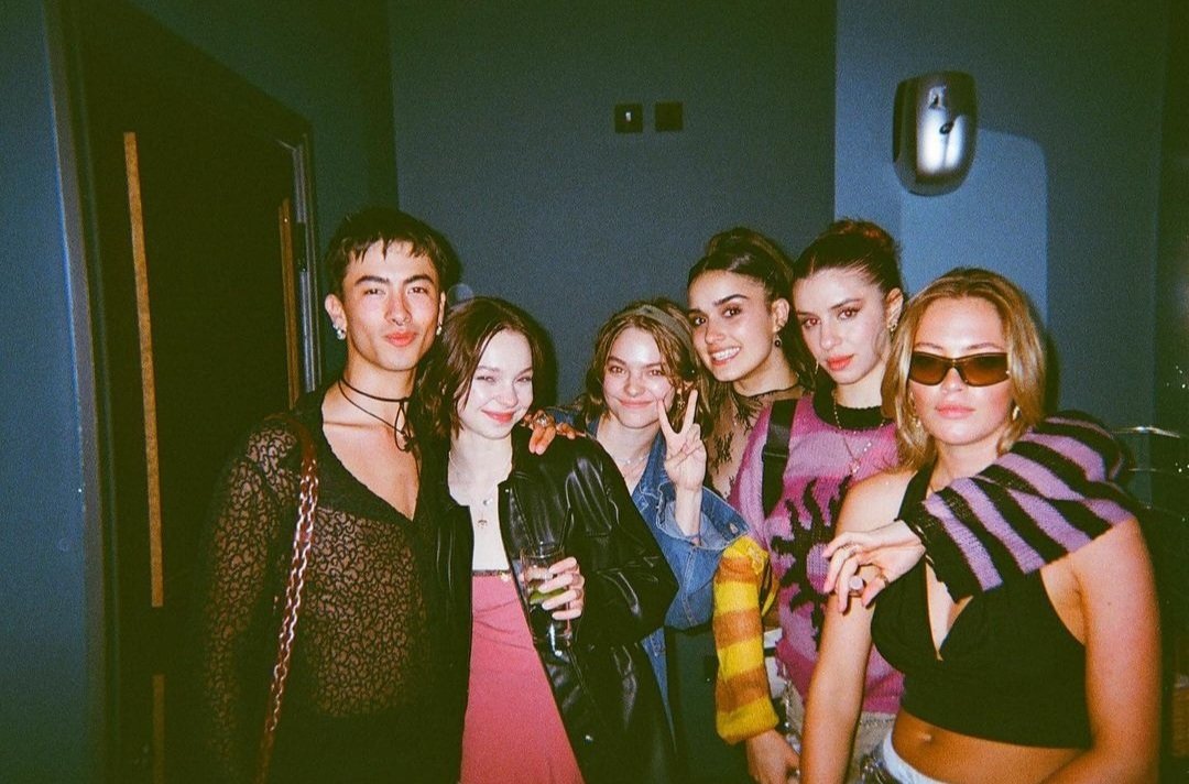 outerashaa's tweet image. um ano de manual de assassinato para boas meninas ♡ só consigo sentir gratidão por fazer parte de algo tão especial. obrigada pela oportunidade, pelos aprendizados, e principalmente pelos amigos que eu ganhei pra vida. que venham mais histórias assim.