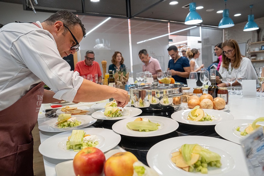 El xef Jordi Àvila ha estat l'encarregat de posar creativitat i territori a cada plat, amb un menú elaborat amb productes de 15 cooperatives agràries pensat per sorprendre als creadors de contingut convidats.
 
#somgastronomia #tastacoop #fruita #CRMG2025