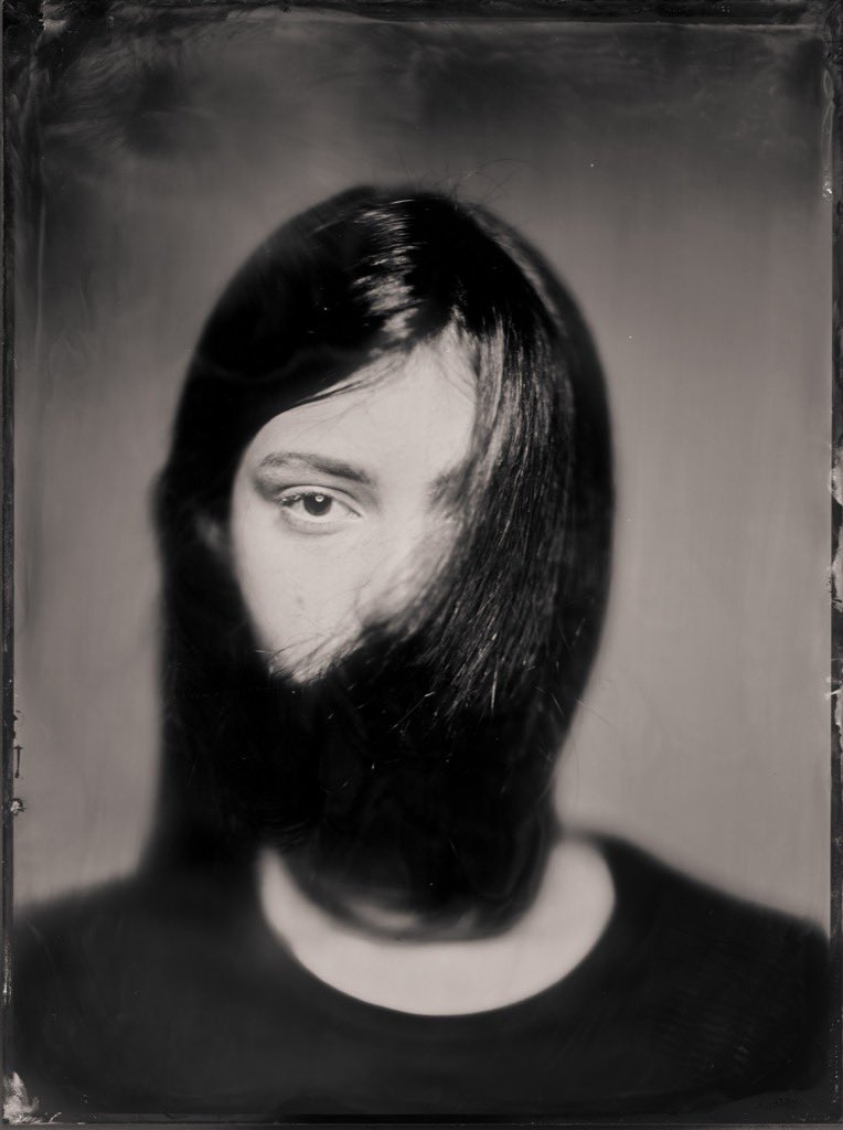 This is the first portrait from my new series Emily - Portraits of Hope.
A journey from guarded to open, from shadow to hope.
See the full story and bhts here youtu.be/J0VG7EuK7i4?si… #Portrait #Monochrome #hope #ukraine #analogphotography #wetplate