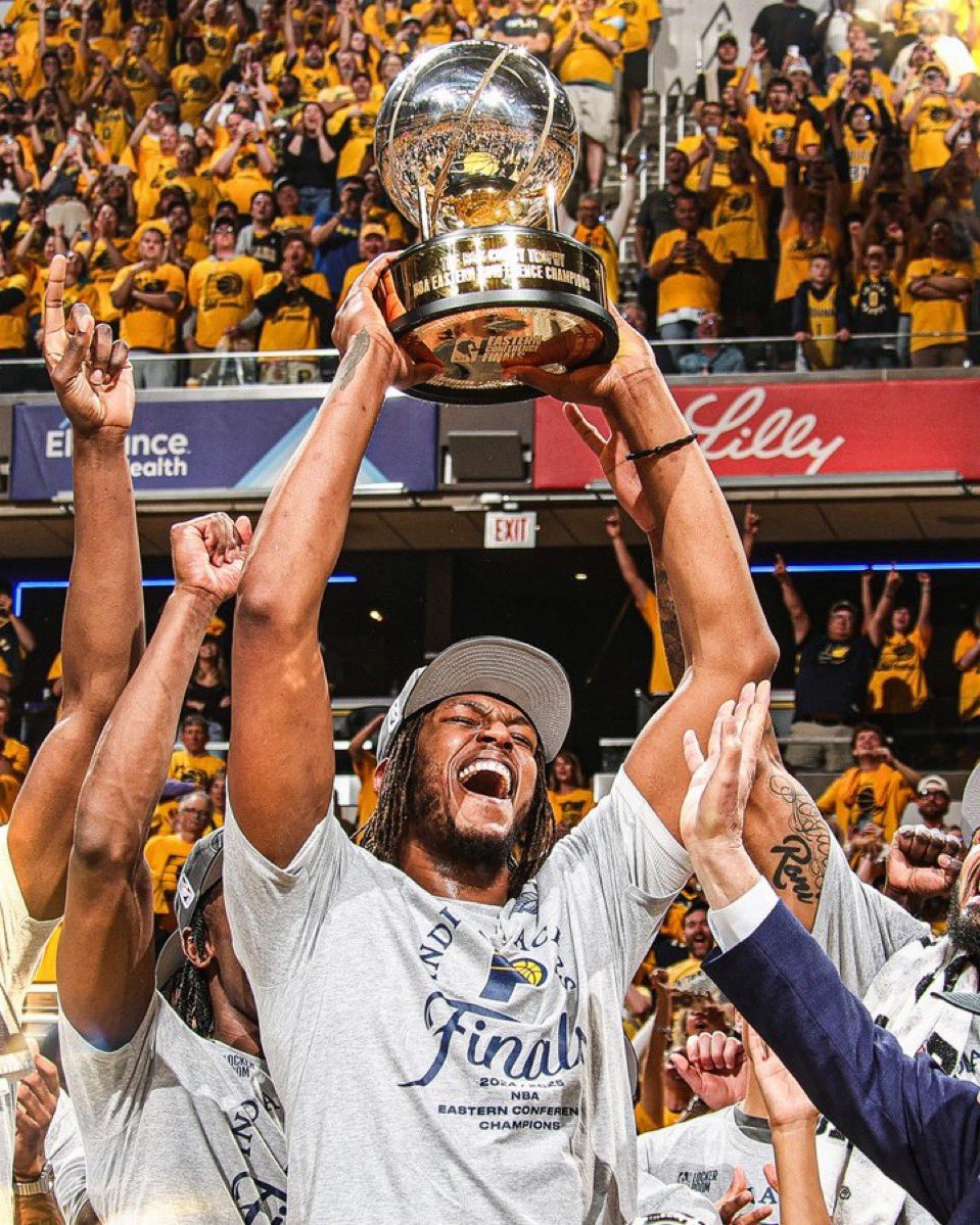 Myles Turner…

Il y a encore quelques jours, tu brandissait le trophée des finales de conférence EST et disputait tes premières finales NBA, après tant d‘attente et d’efforts.

▫️642 matchs
▫️18.454 minutes
▫️9031 points
▫️4349 rebonds
▫️1412 contres

Merci pour tout, Myles ❤️