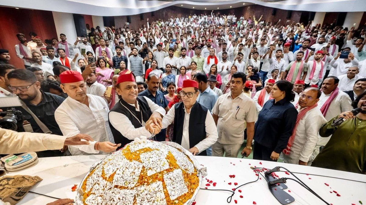 समाजवादी पार्टी के पूर्व विधायक संतोष पांडे ने पार्टी अध्यक्ष अखिलेश यादव के जन्म दिवस पर 52 किलो लड्डू को बंटवाया।

#AkhileshYadav #SantoshPandey #SamhajwadiParty #BirthdayCelebration #PoliticalEvent <a href="/samajwadiparty/">Samajwadi Party</a> 
<a href="/Santoshpandemla/">Santosh Pandey</a>