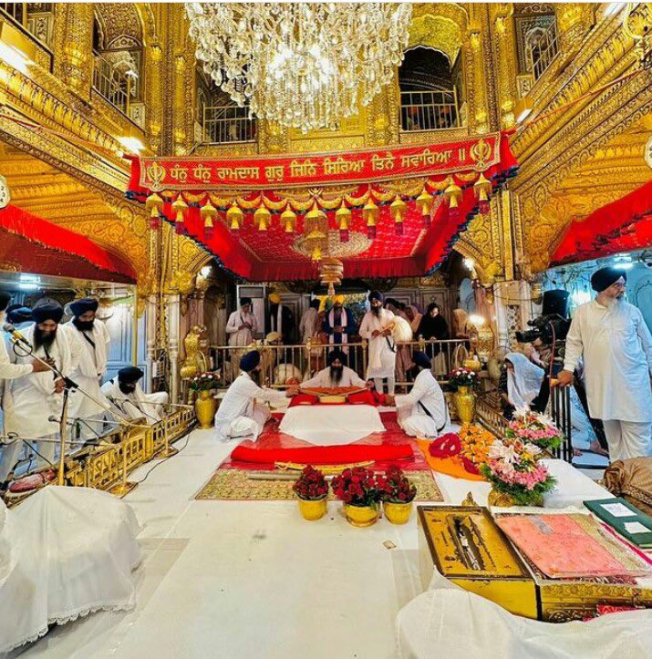 ਆਪਿ ਸਾਚੁ ਧਾਰੀ ਸਭ ਸਾਚੁ ॥
ਓਤਿ ਪੋਤਿ ਆਪਨ ਸੰਗਿ ਰਾਚੁ ॥
ਤਾ ਕੀ ਗਤਿ ਮਿਤਿ ਕਹੀ ਨ ਜਾਇ ॥
ਦੂਸਰ ਹੋਇ ਤ ਸੋਝੀ ਪਾਇ ॥

 ਵਾਹਿਗੁਰੂ ਜੀ 🙏😇