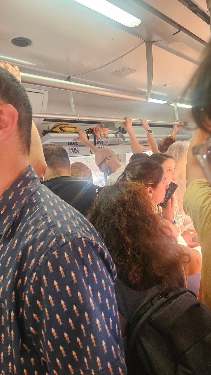 Altre vegada <a href="/gencat/">Generalitat de Catalunya</a> <a href="/salvadorilla/">Salvador Illa Roca</a> <a href="/rac1/">RAC1</a>. Cada dia, absolutament cada dia. Demencial! 

Aquest matí, una noia s'ha desmaiat de la calor insuportable que fa dins els trens. 

Tren <a href="/rod1cat/">R1 Rodalies 🤖</a> 08.00 h