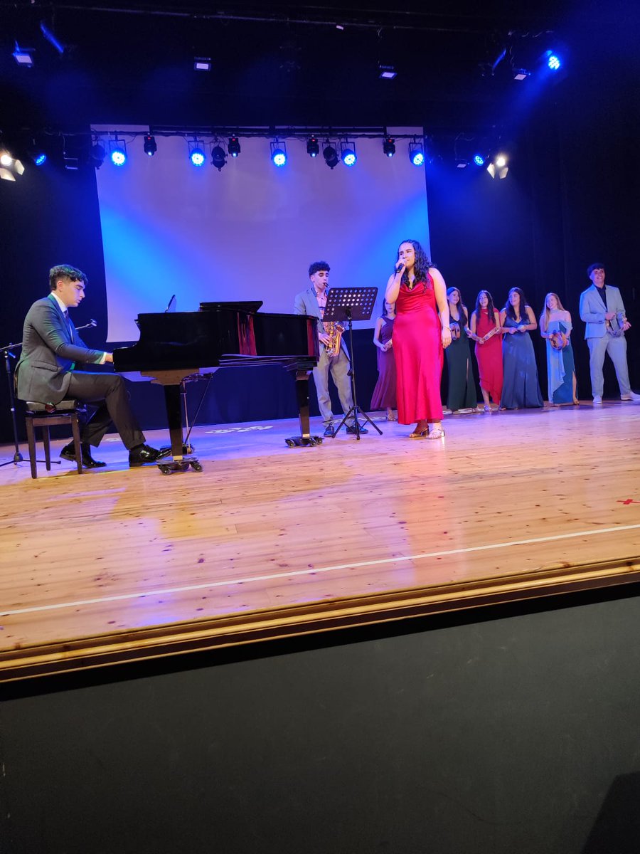 Grazas ao alumnado que se animou a presentar na gala e a amenizala con voz e instrumentos nunhas bonitas actuacións musicais e de baile.