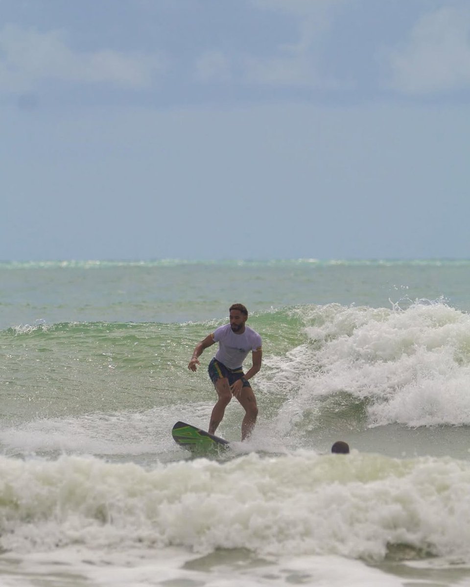 ManUtd's tweet photo. Downtime in the homeland 🇧🇷🏄‍♂️ https://t.co/8RGrlkcUyp