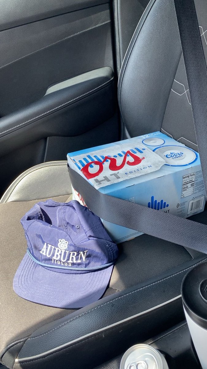 guy_sanchez45's tweet photo. High maintenance passenger princess @WarDamnStool https://t.co/9UVBh7m78X