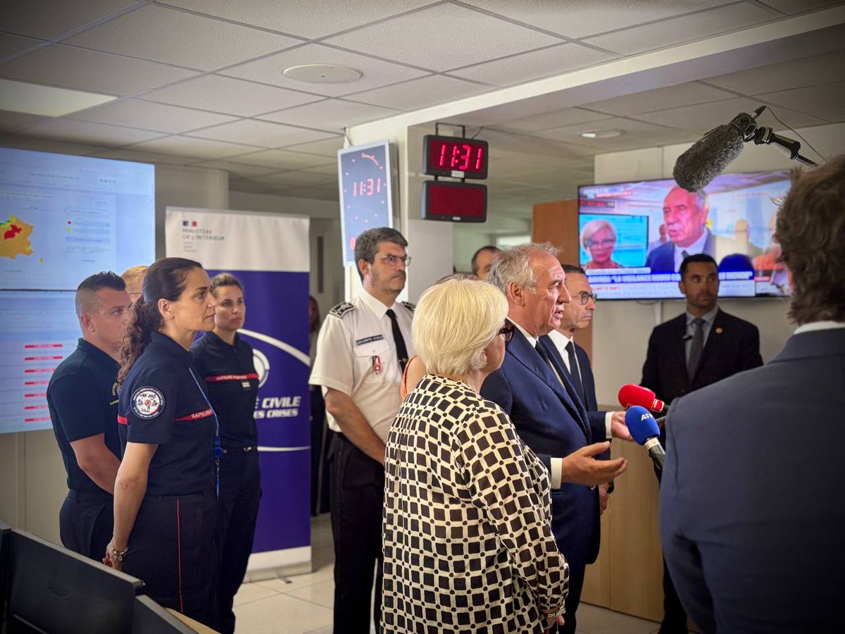 🔴Depuis midi, 16 départements sont placés en vigilance rouge #canicule et 68 en orange. 
La situation de l'ensemble du territoire est suivie par notre Centre opérationnel de gestion interministérielle des crises (COGIC), sur le secours à personne, ainsi que sur le risque feu de