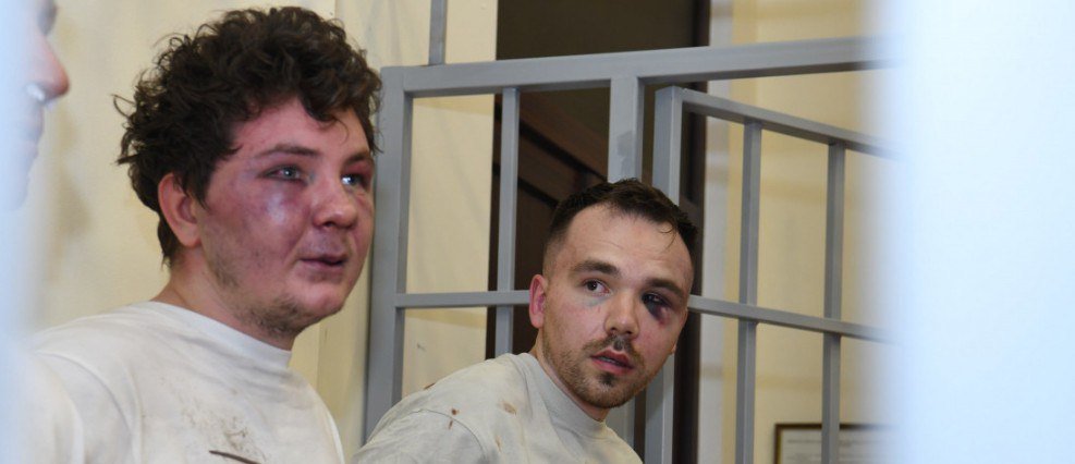 ⚡️ Граждане России, взятые в заложники  в Азербайджане, в ожидании суда.

На лицах — следы избиений и пыток.