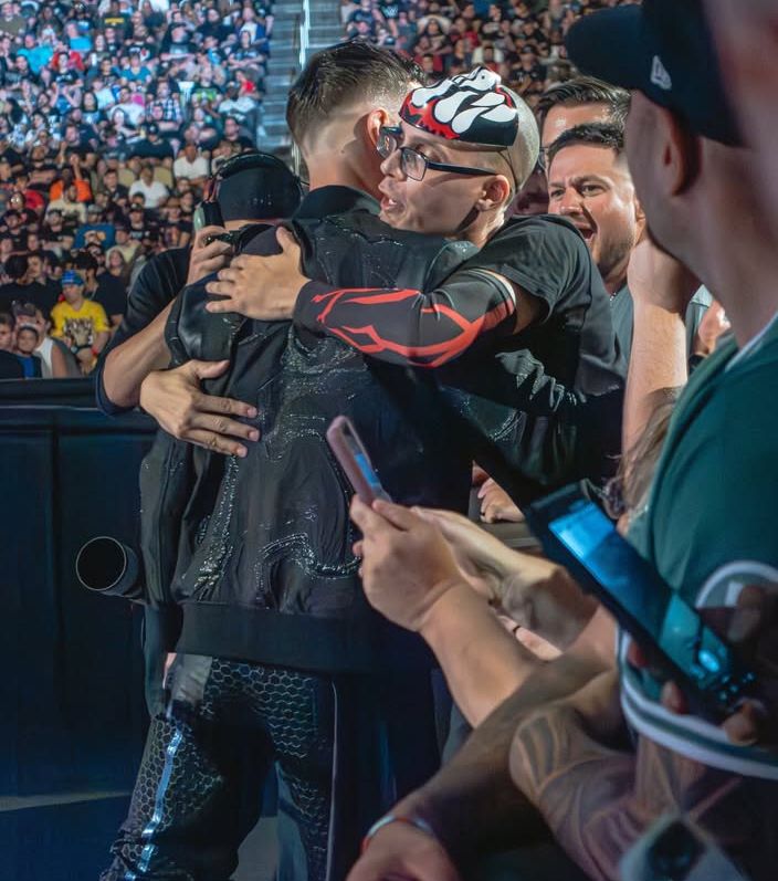 TheBalorClubGuy's tweet image. The Hug Seen Around The World!
Thank you Finn Balor and Thank you Diego for capturing this moment.