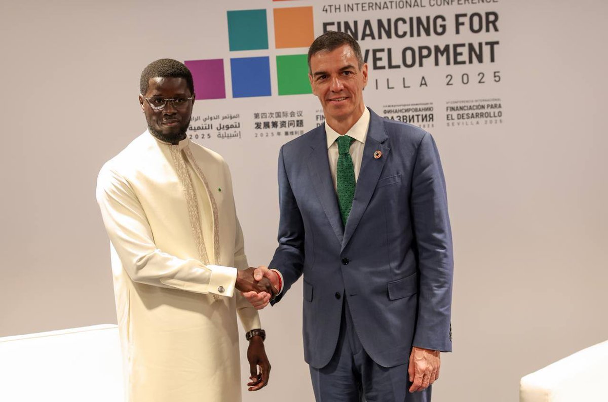 PR_Senegal's tweet photo. À Séville, le @PR_Diomaye a plaidé ce jour pour une coopération équitable et durable lors d’une table ronde de haut niveau sur la solidarité internationale. Il s’est entretenu avec le Président du Gouvernement espagnol et a reçu une délégation de l’Open Society Foundations. #FFD4 https://t.co/dRnlTgfwZo
