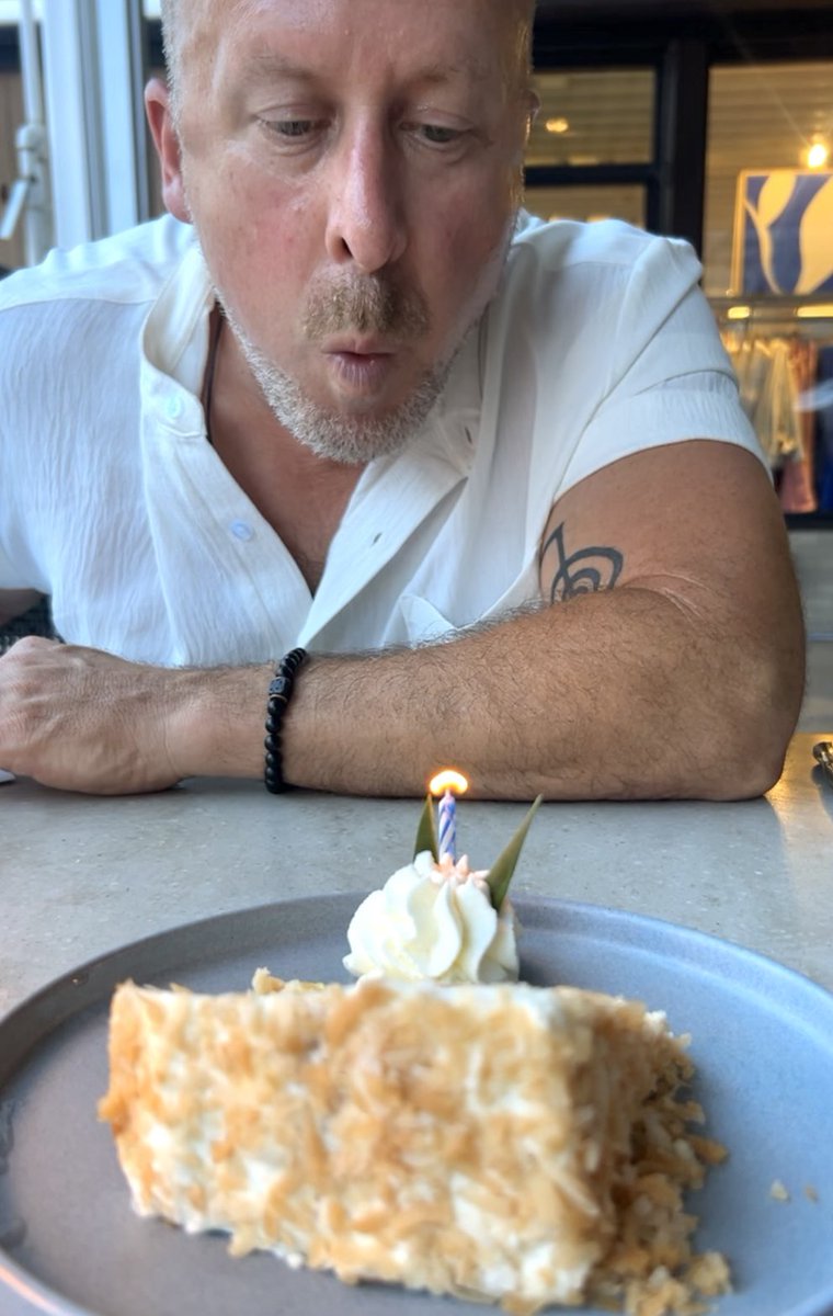 VeGaS1515's tweet photo. Hubs birthday dinner #tommybahama #coconutmartini #51🥥🍸🥳♥️ https://t.co/Wwos2XcEDv