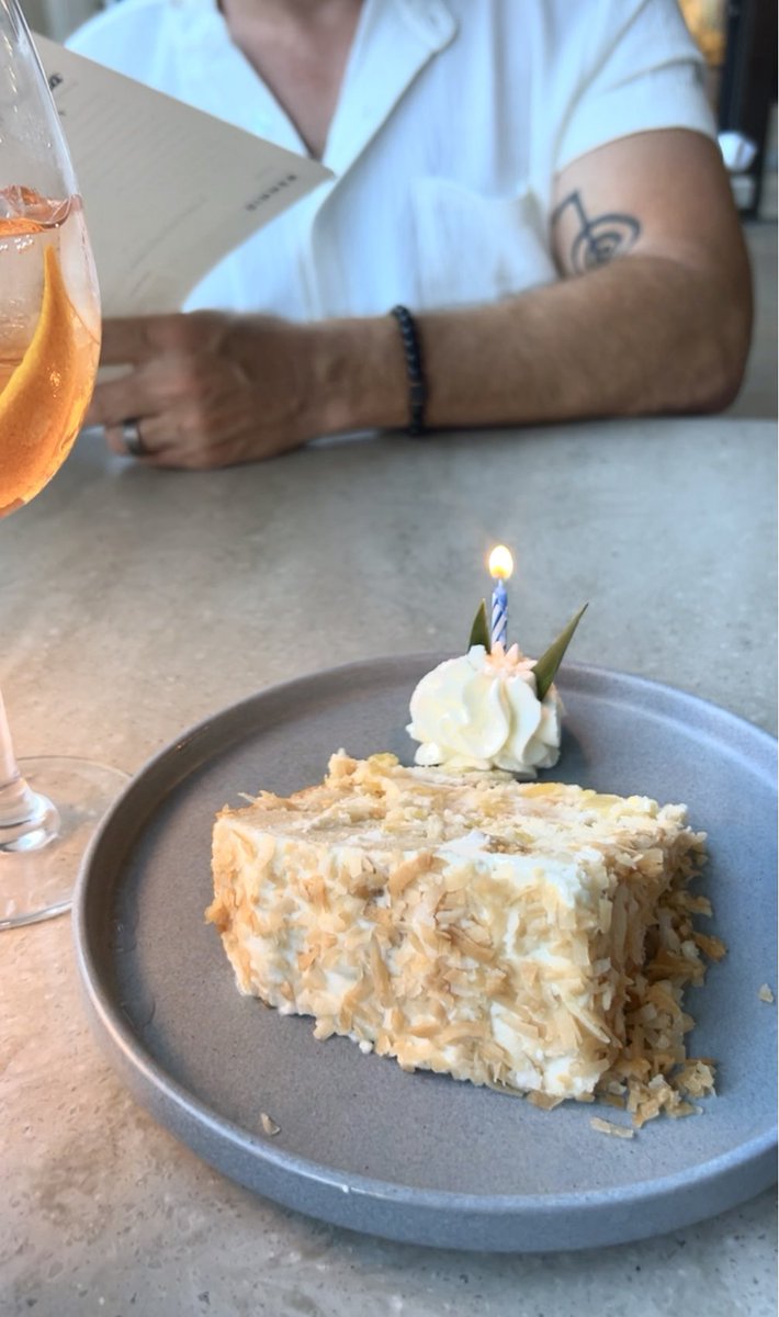 VeGaS1515's tweet photo. Hubs birthday dinner #tommybahama #coconutmartini #51🥥🍸🥳♥️ https://t.co/Wwos2XcEDv