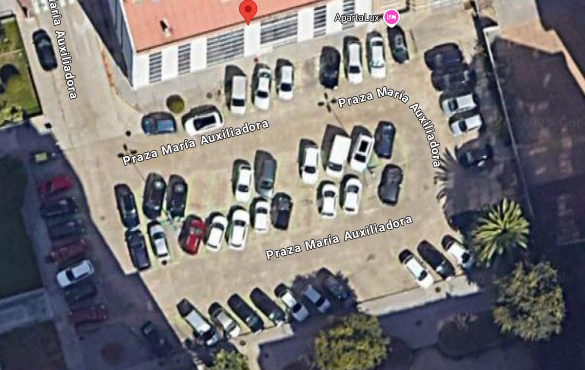 diegovarela_com's tweet photo. Me llamó la atención que en un aparcamiento con 60 plazas, ni una esté reservada para personas con movilidad reducida. No hay cuotas para esto, @ariovazquez, @ELBahut, @amparoka? Me siento fatal pensando que soy el único y causo trastorno a @ConcelloCoruna @dinisss @inesreygarcia https://t.co/xA9jrkEe4t