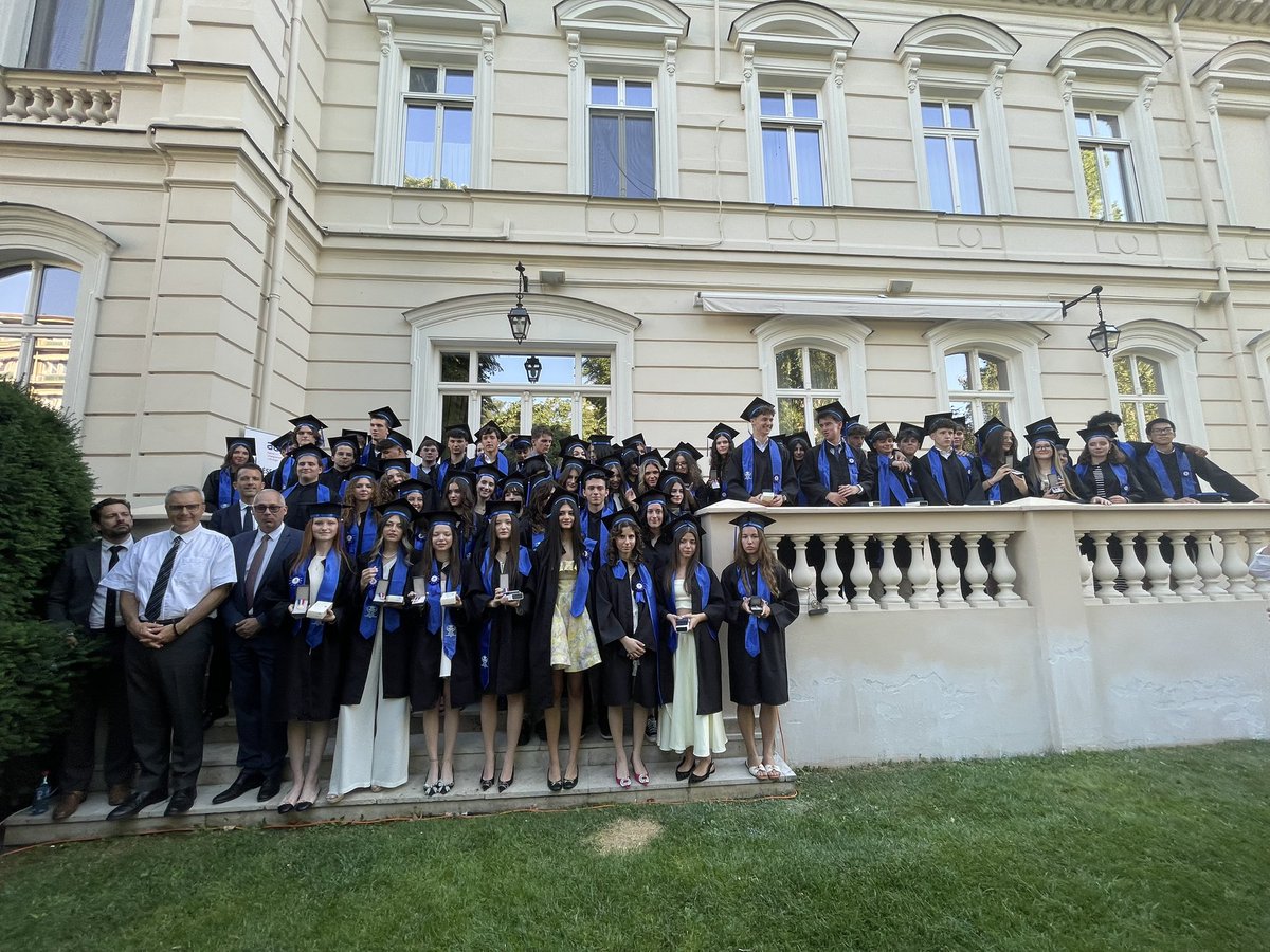 Félicitations aux 81 bacheliers 🎓du Lycée français Anna de Noailles, que j’ai reçus à la Résidence de France. Résultats remarquables - 100% admis, 93% avec mention, qui reflètent la qualité de l’enseignement et l’engagement de toute la communauté éducative. 🇫🇷 🇷🇴